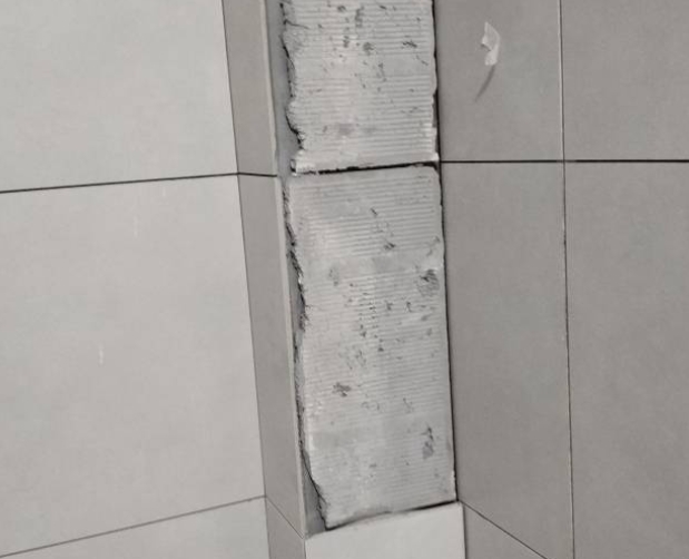 石拐瓷砖空鼓维修公司分享下瓷砖施工前基层浇水润湿程度不足，可能导致以下问题