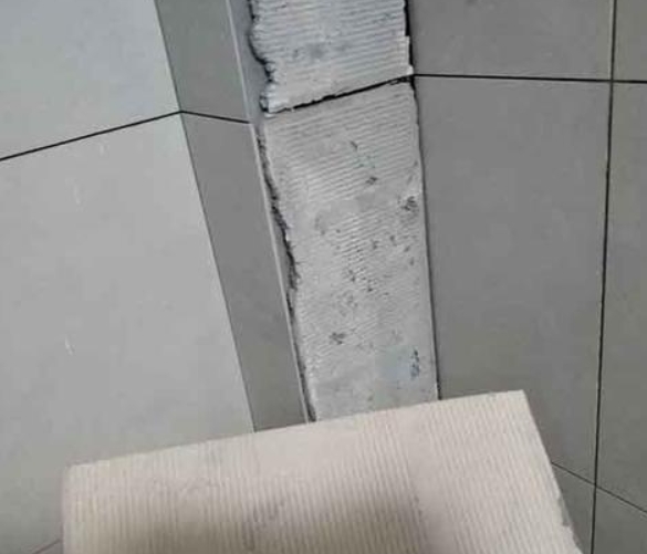 石拐瓷砖空鼓维修公司分享下厨房瓷砖脱落的补救措施。